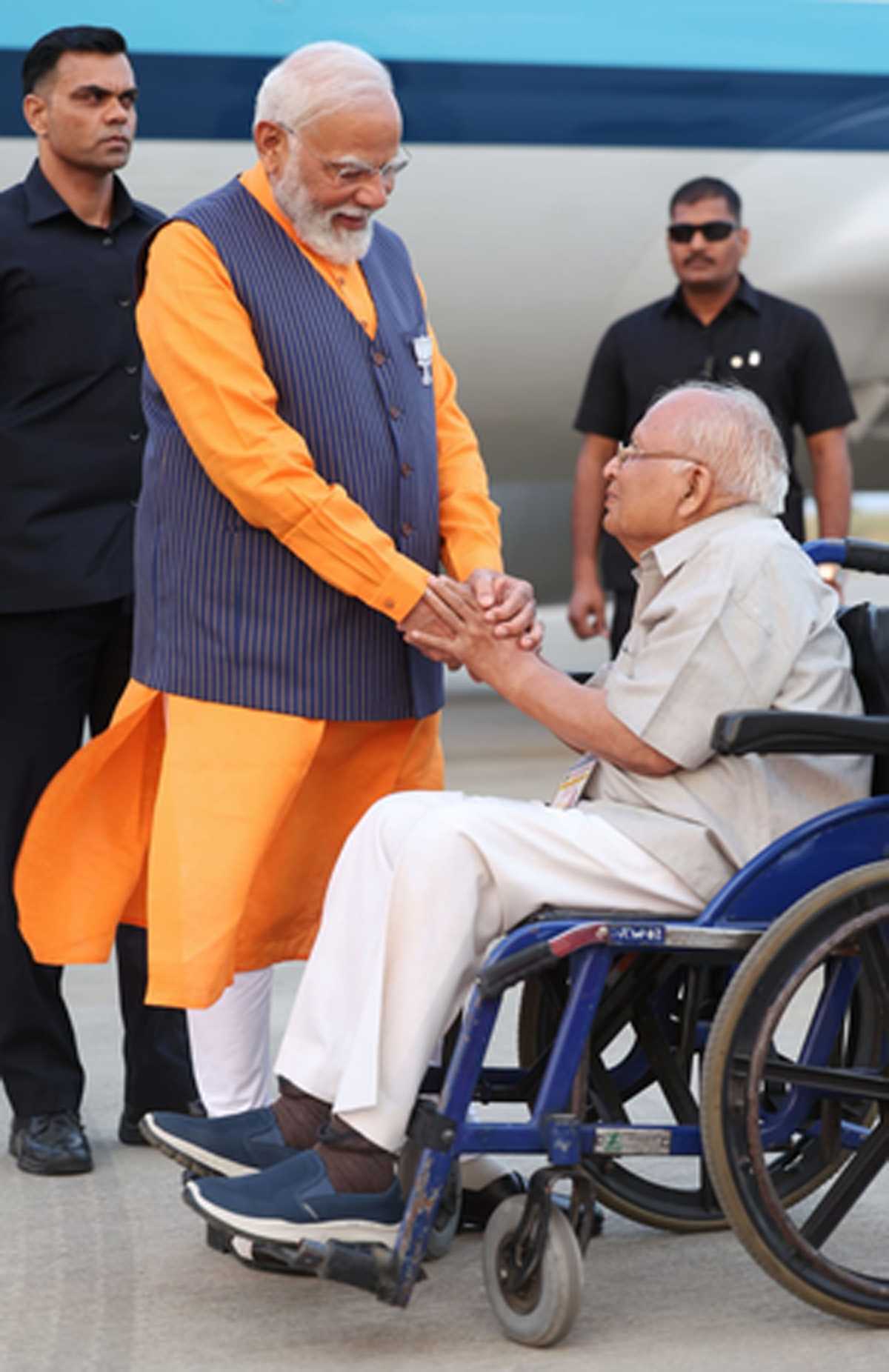 प्रधानमंत्री मोदी की जबलपुर हवाईअडडे पर हुई पद्मश्री डाॅॅ. डावर से मुलाकात प्रधानमंत्री मोदी की जबलपुर हवाईअडडे पर हुई पद्मश्री डाॅॅ. डावर से मुलाकात